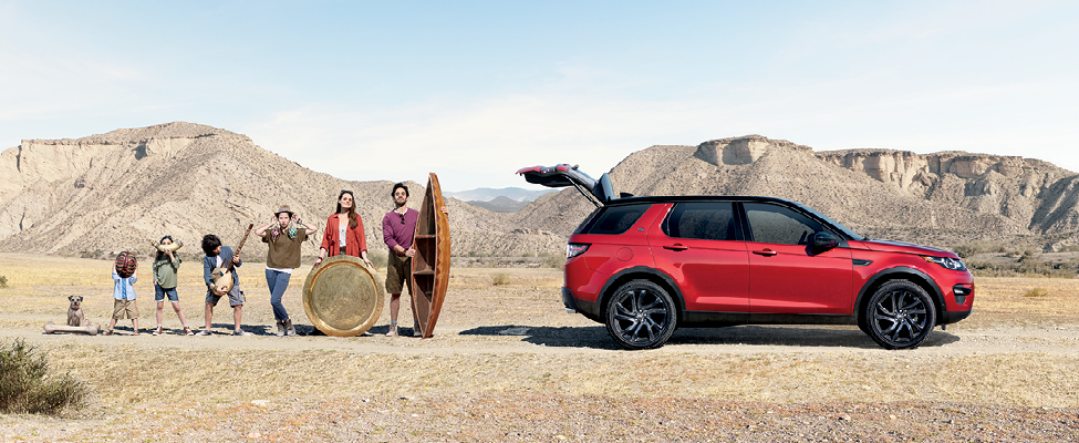 Family ready to adventure with their Discovery Sport.