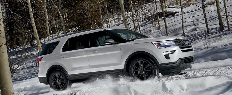 Ford Explorer driving through the snow: the importance of winter tires